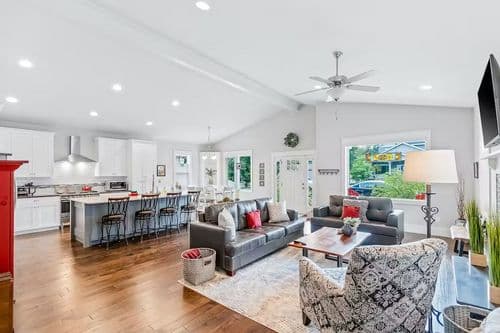 Classic Coeur d'Alene Estate - Image 3