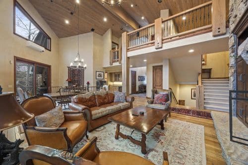 Luxury Mountain Retreat - Image 1