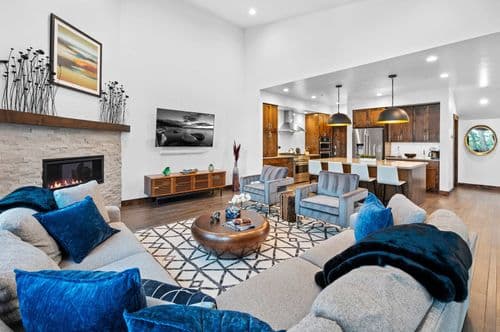 Luxurious Truckee - Image 3