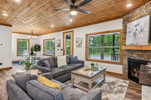 Royal Pool Retreat - Image 1