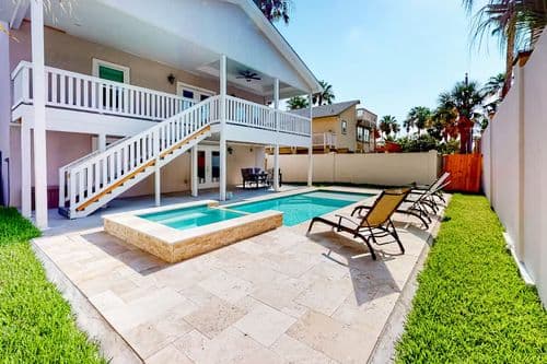 Carolyn's Beach House - Image 2