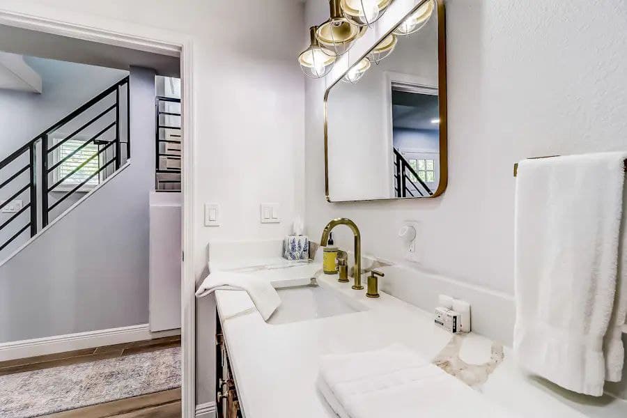 Downtown Charmer - Image 20