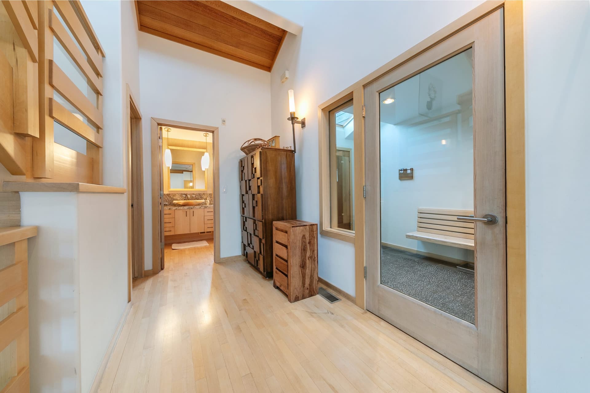 Bright Alpine Retreat - Image 8