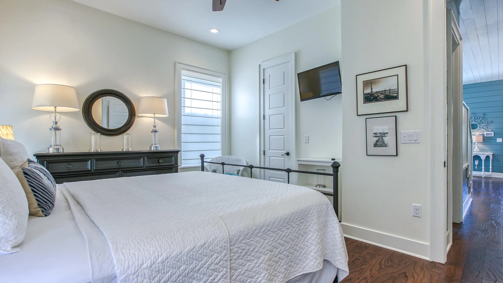 Shades of Blue House - Image 12