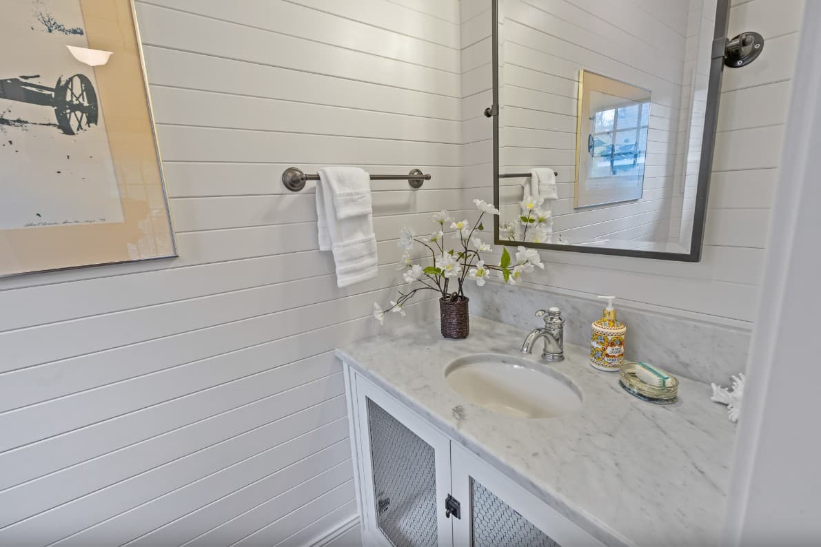 Goettelman's Lake House - Image 26