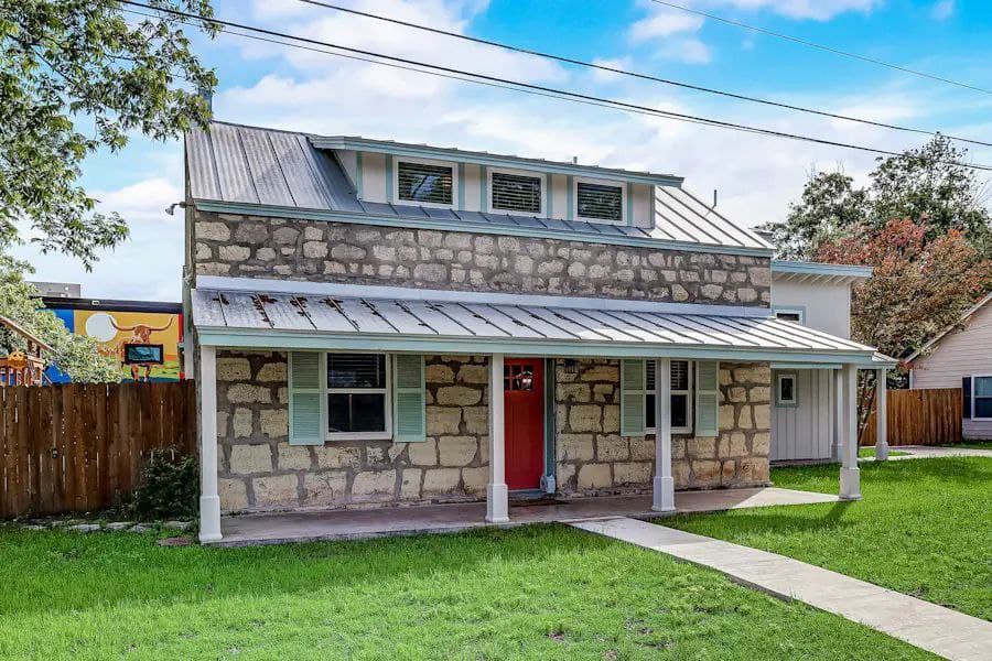 Downtown Charmer - Image 33