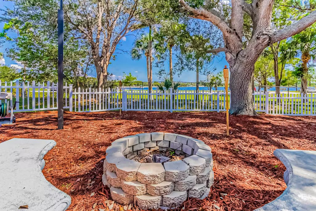 Tranquil Lakeside Haven - Image 34