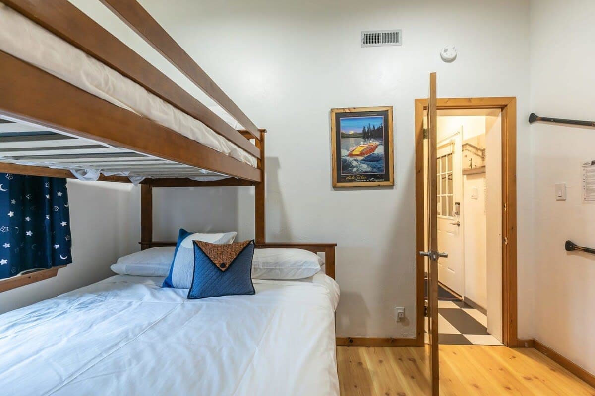 Stylish Carnelian Townhome - Image 13