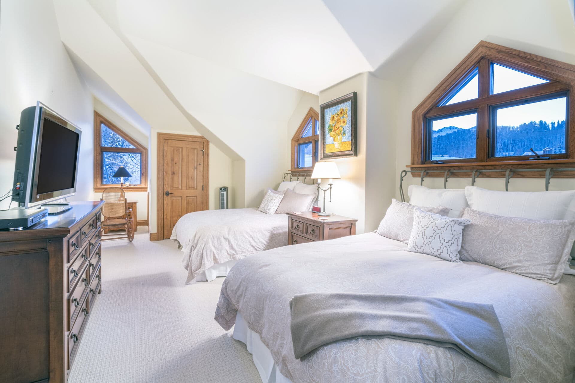 San Sophia Ridge View House - Image 10