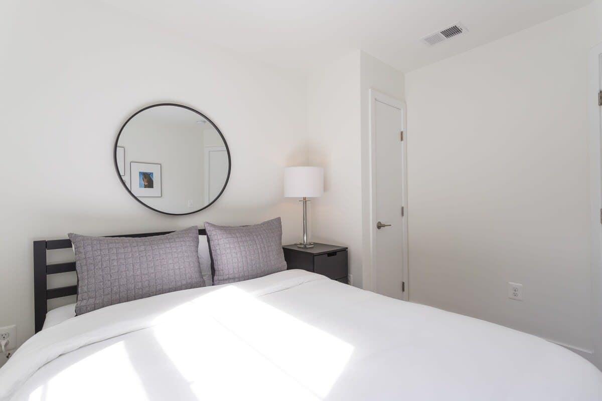 Uplifted Retreat Residence - Image 18