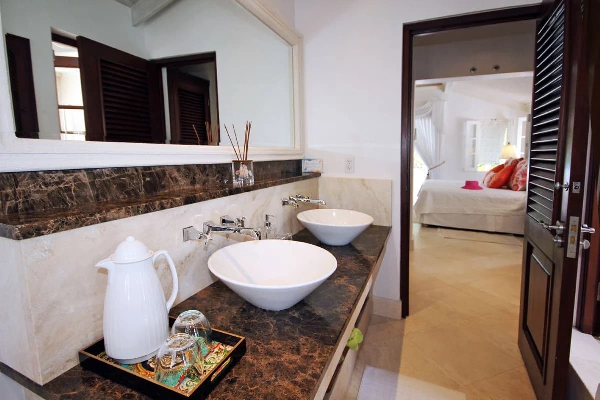 Red Hibiscus Home - Image 7