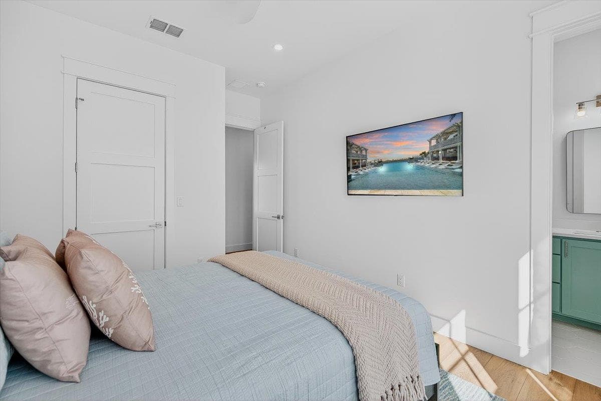 Sunny Shores - Image 25