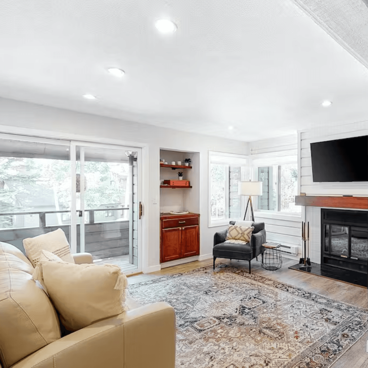 Modern Alpine Getaway - Image 1