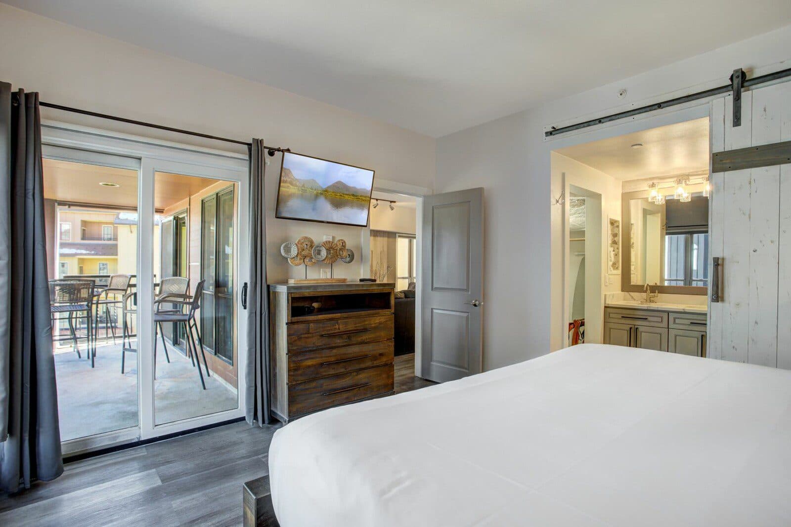 Lavish Condo - Image 13