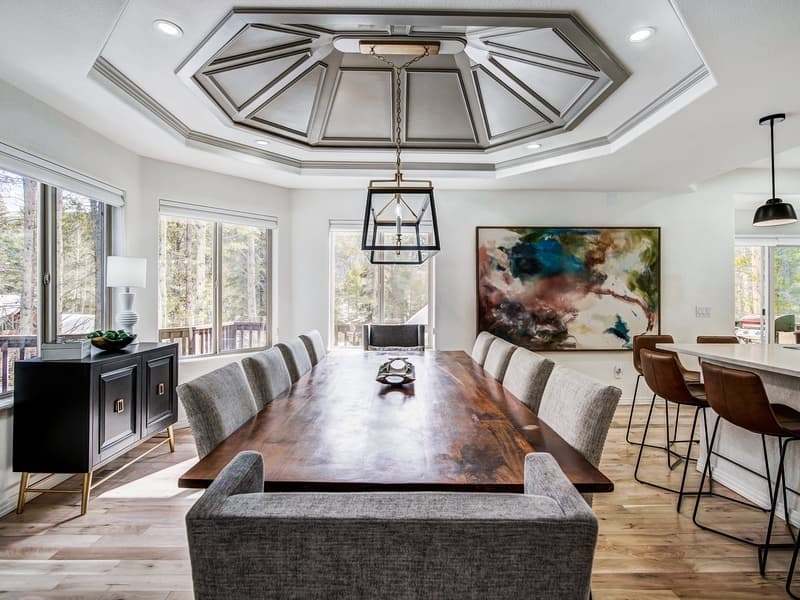 Lakeshore Luxury Chalet - Image 15