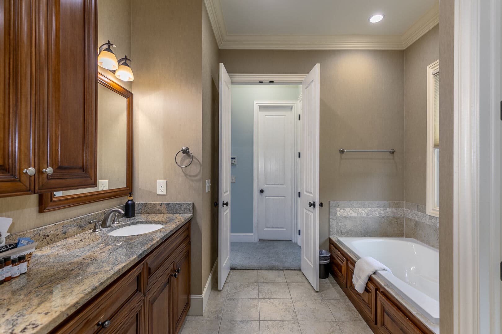 Mountain Top House - Image 25