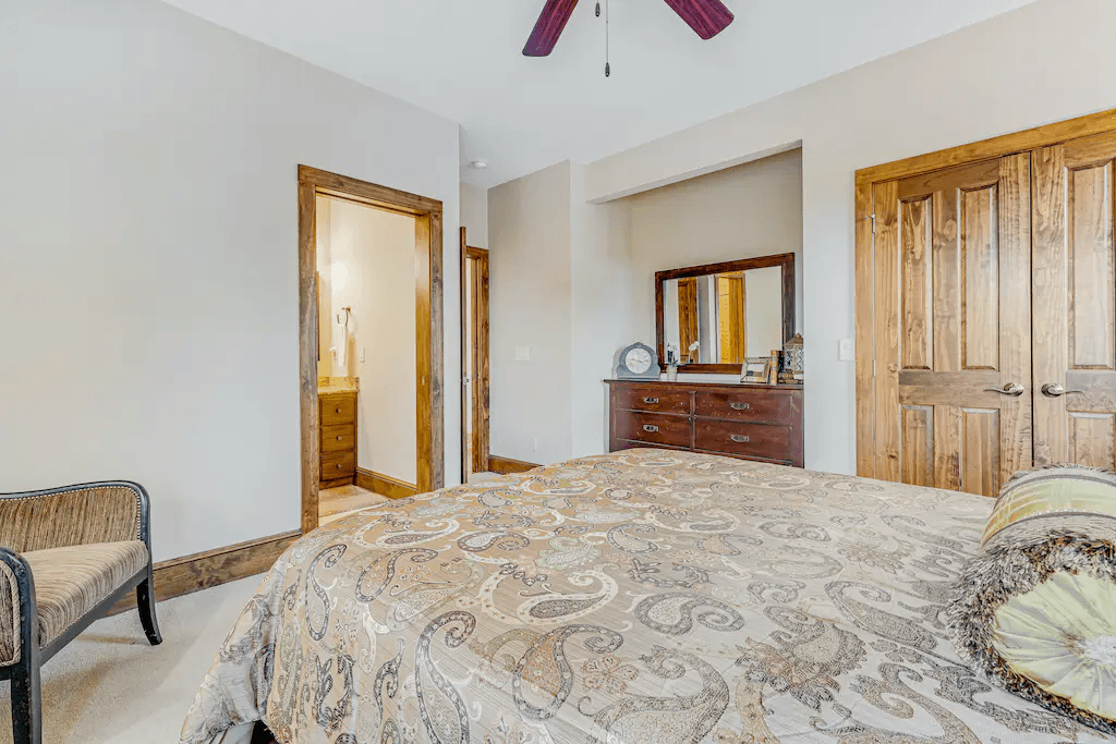 Red Tail Home - Image 12