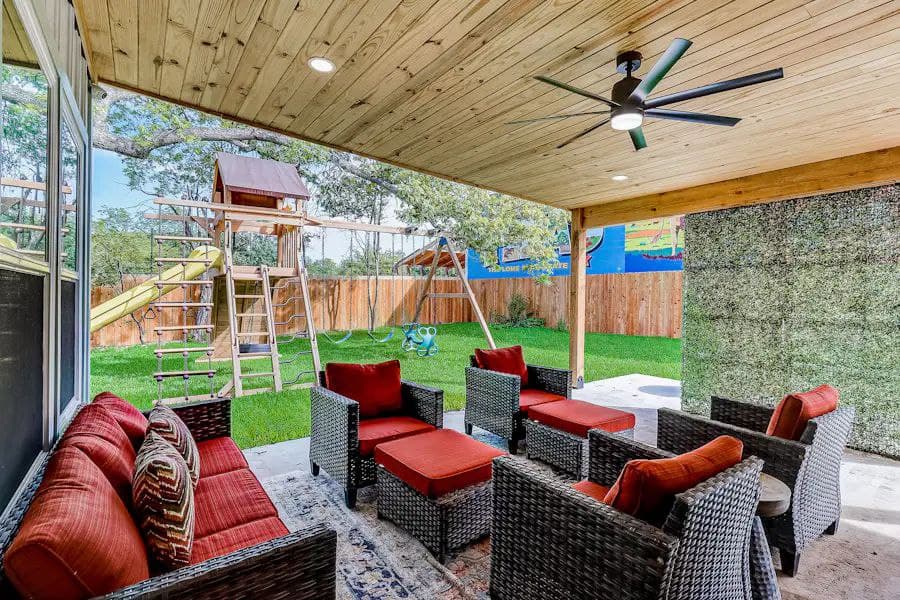 Downtown Charmer - Image 3