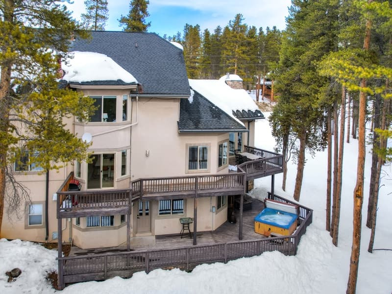 Lakeshore Luxury Chalet - Image 57