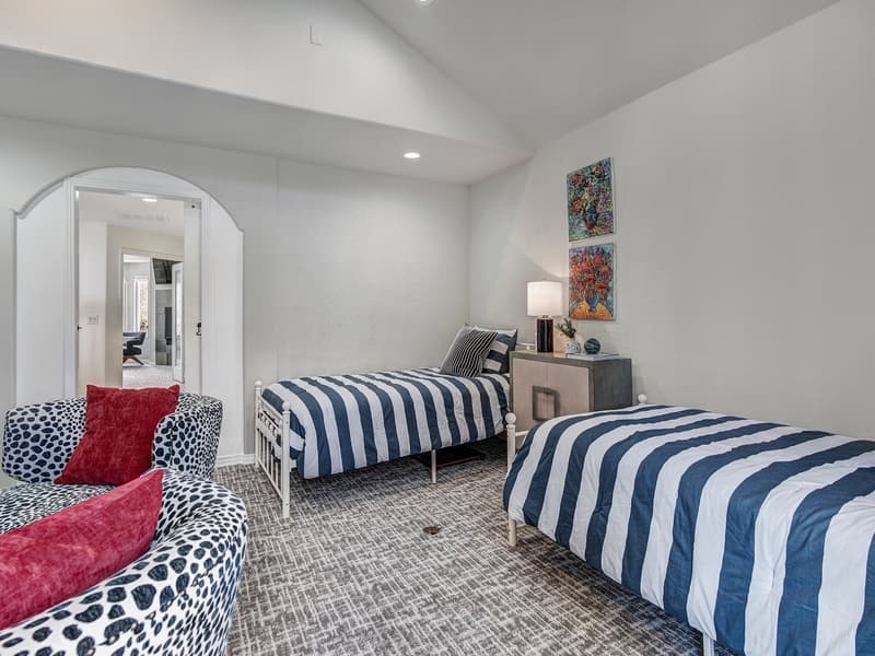 Lakeshore Luxury Chalet - Image 34