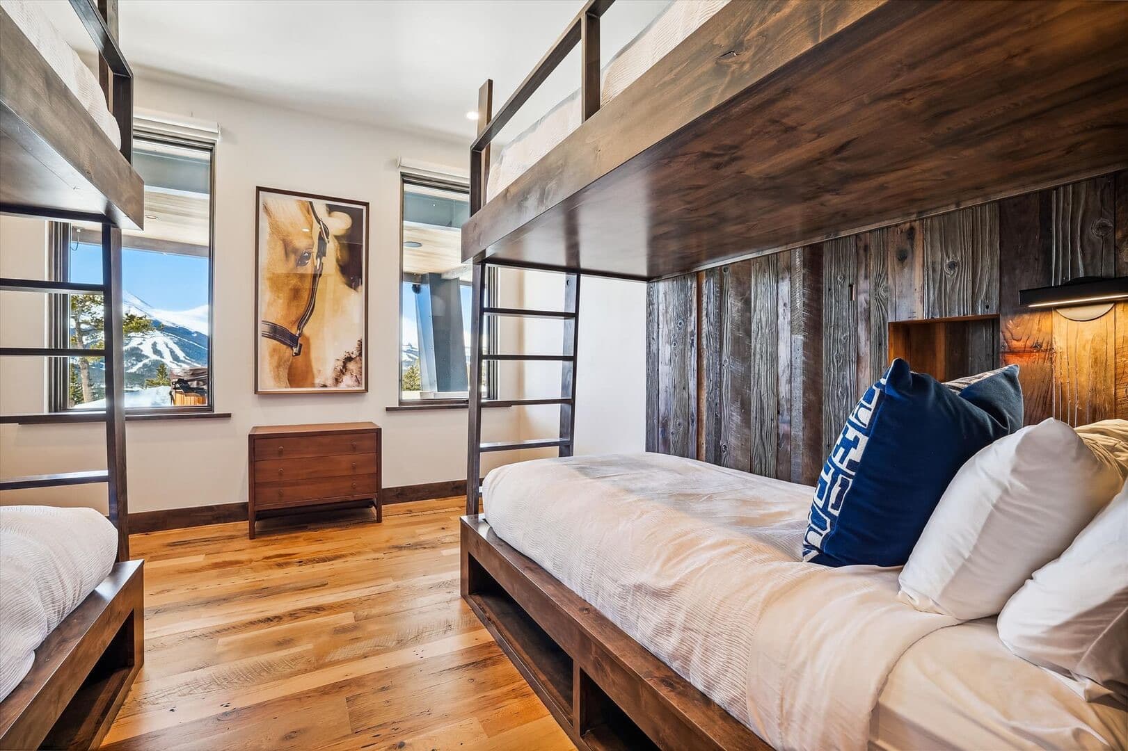 Modern View Manor - Image 34