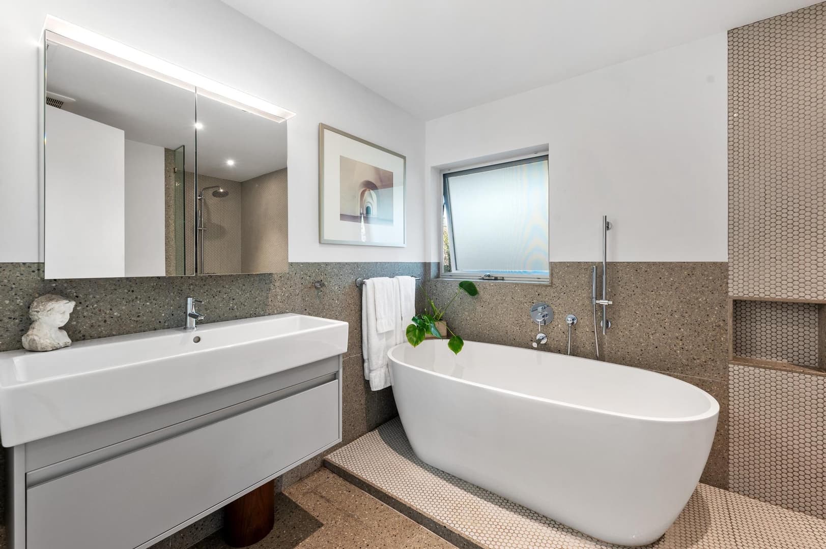 Beachfront Modern Retreat - Image 21