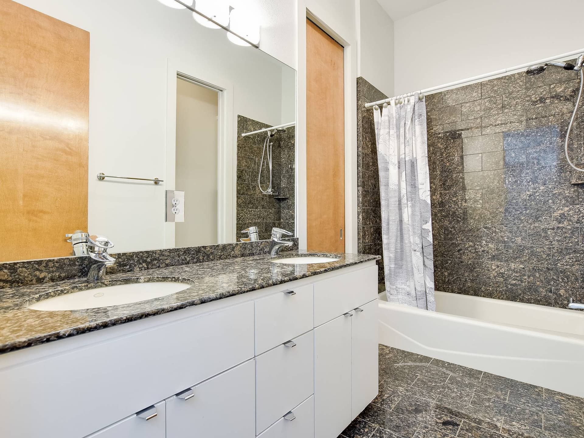 Emerald on Lake Austin - Image 52