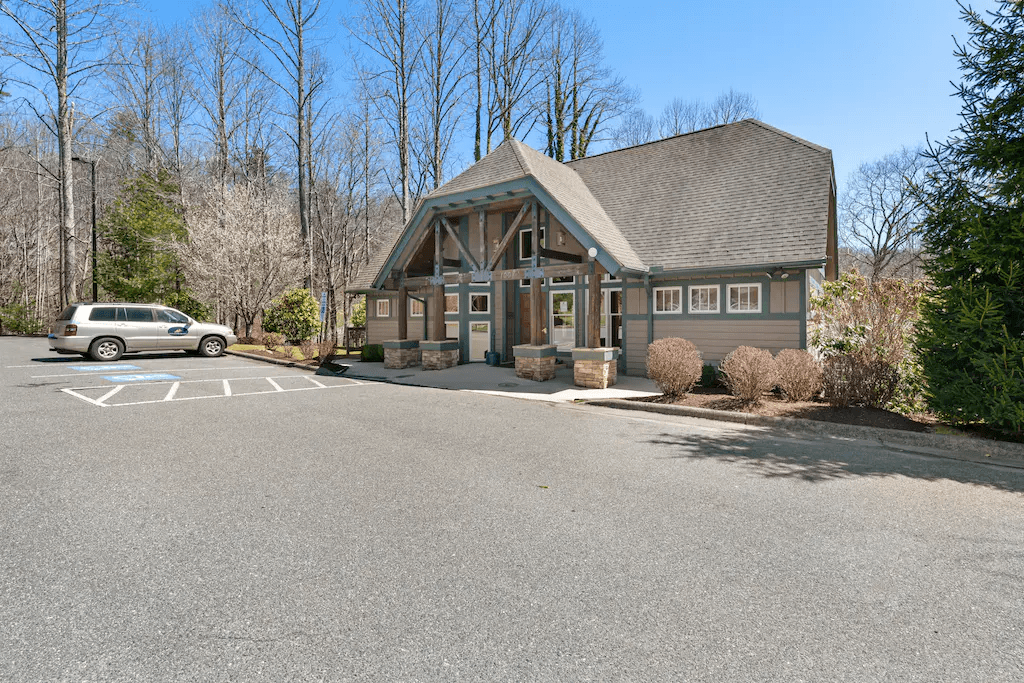 Still Lake Getaway - Image 15