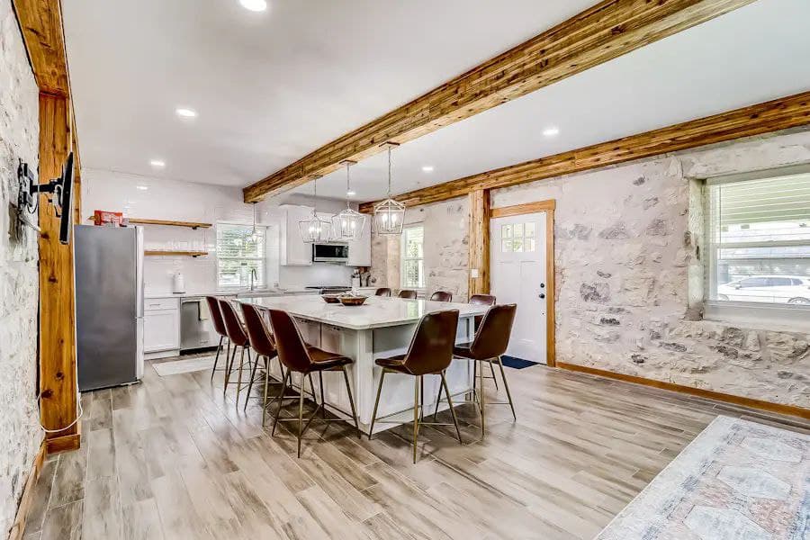 Downtown Charmer - Image 6