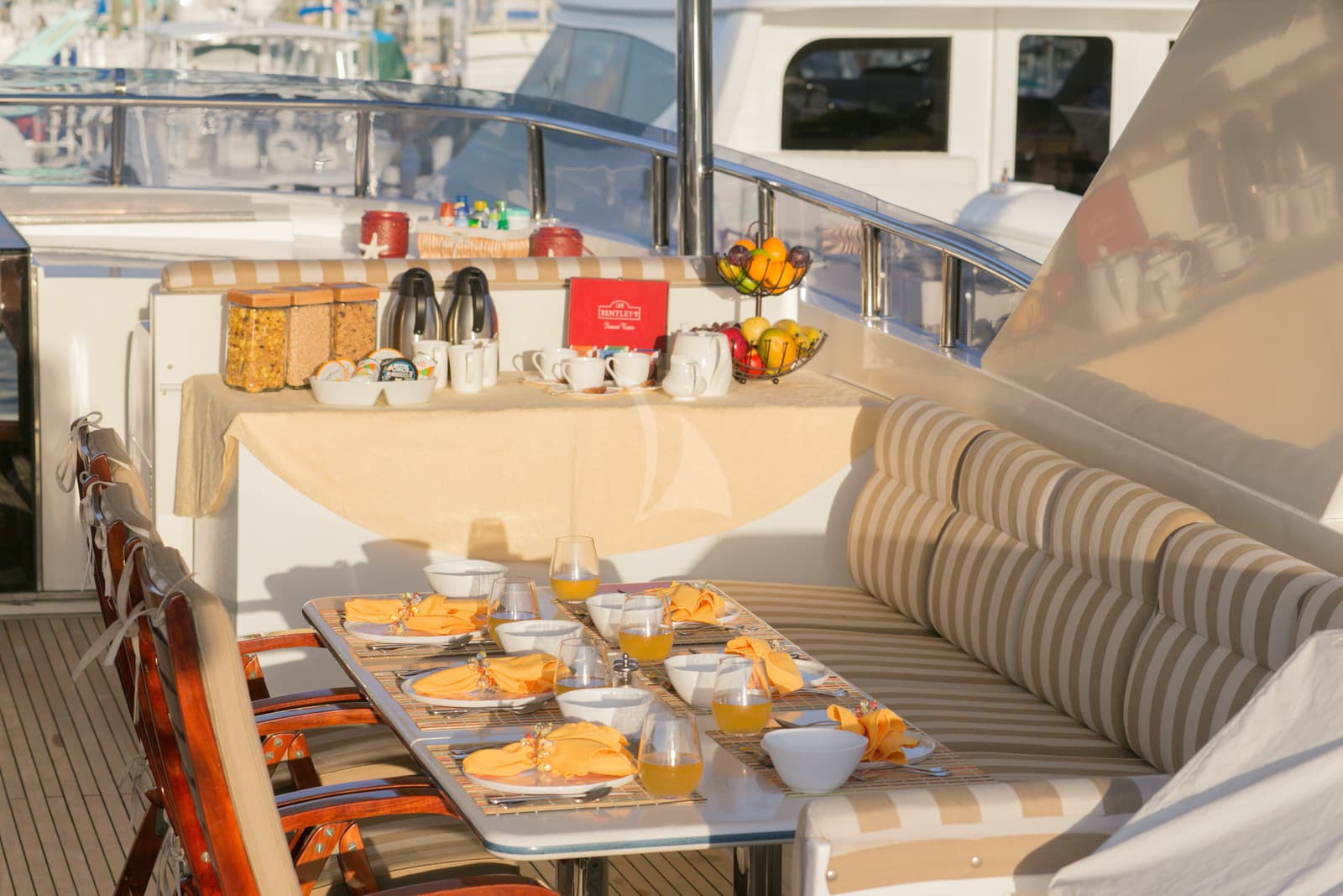 Beachfront Yacht - Image 13