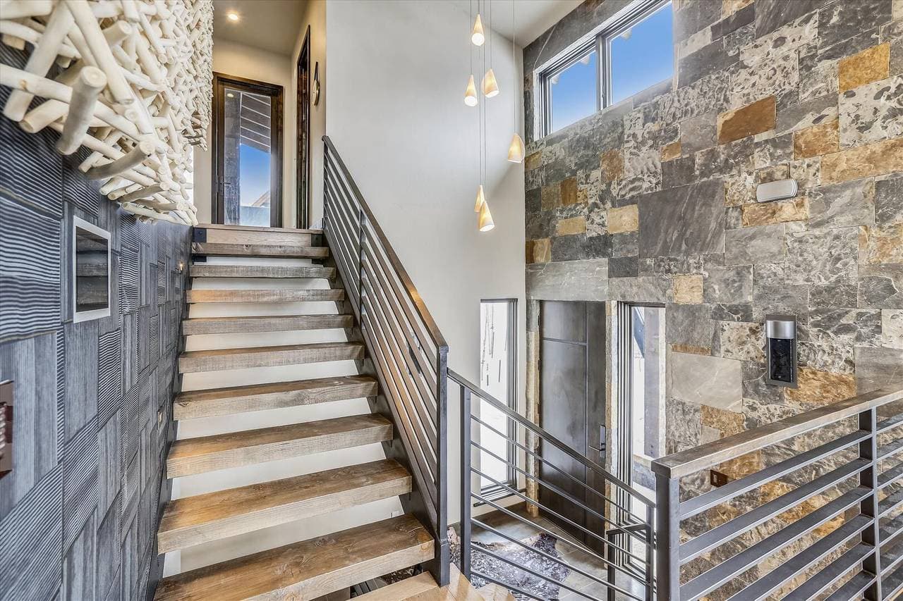 Falcon Haus - Image 9