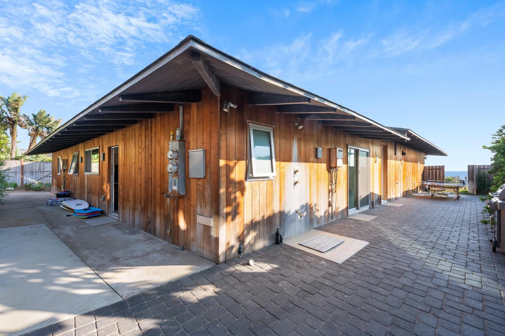 Beachfront Modern Retreat - Image 34