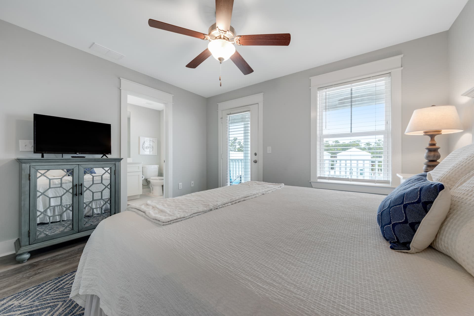 Porches N' Paradise House - Image 13