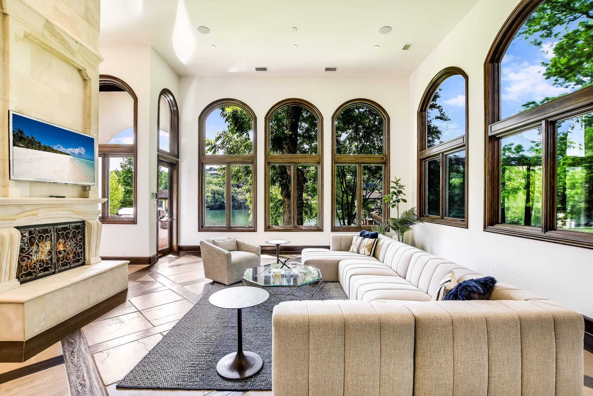 Autograph on Lake Austin - Image 12