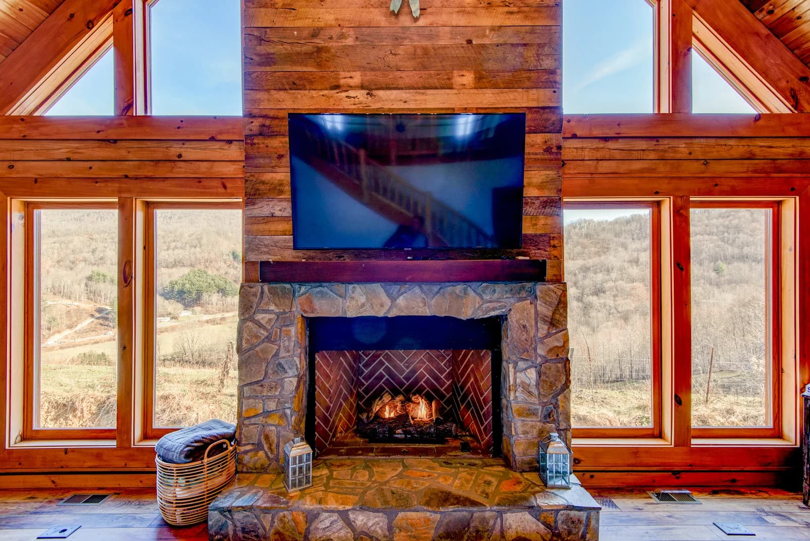 Mountain Range Retreat - Image 3
