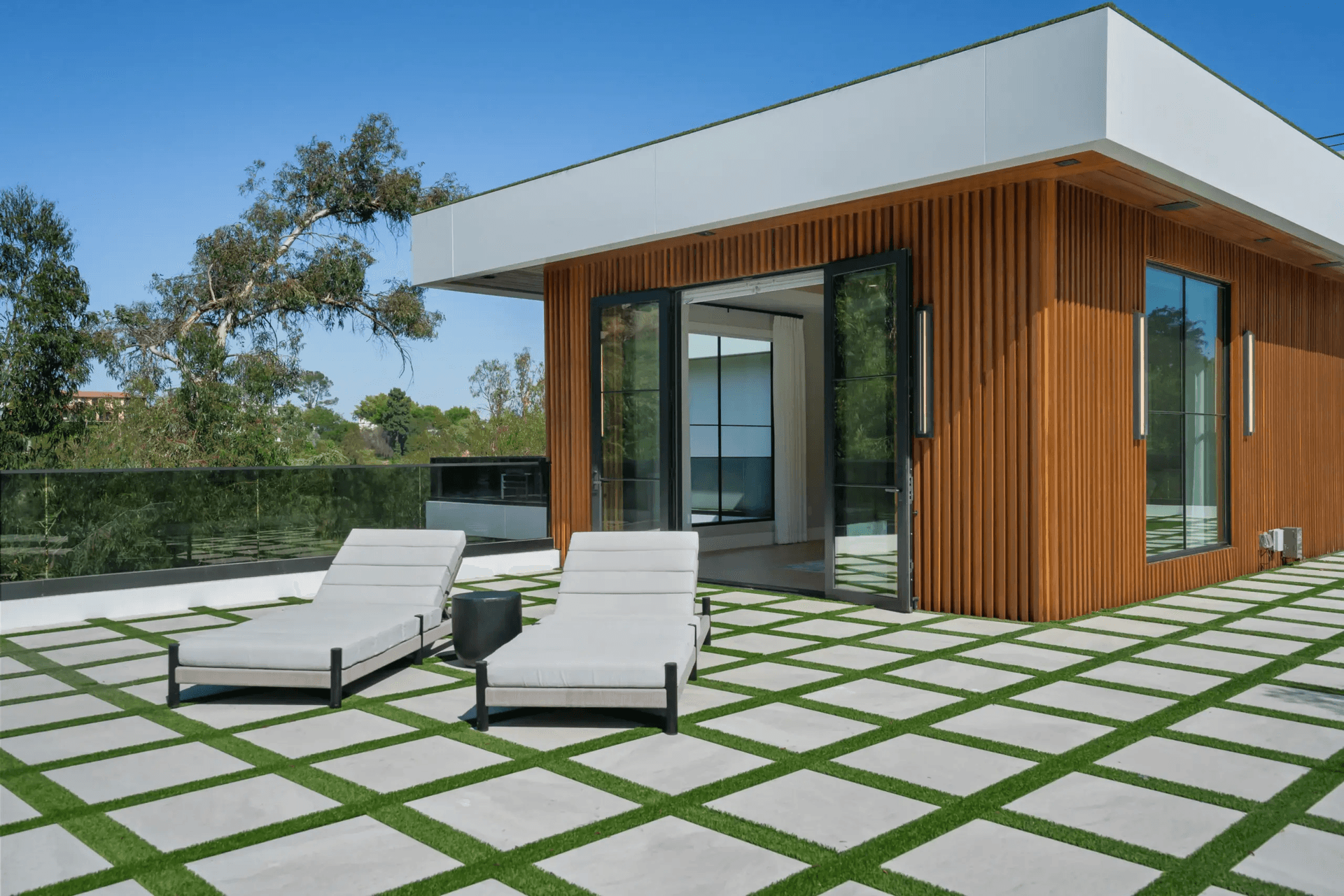 Linda Flora - Image 49