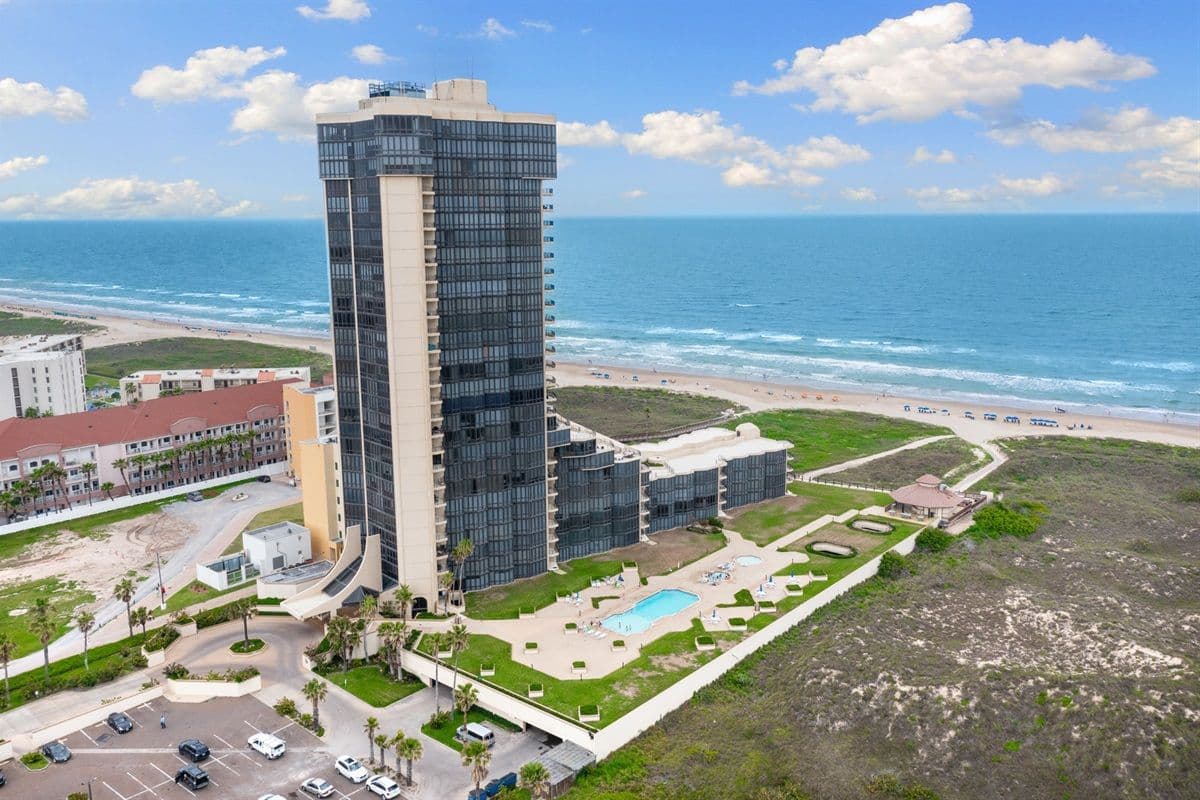 Bridgepoint Residence - Image 42