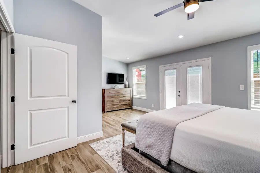 Downtown Charmer - Image 15