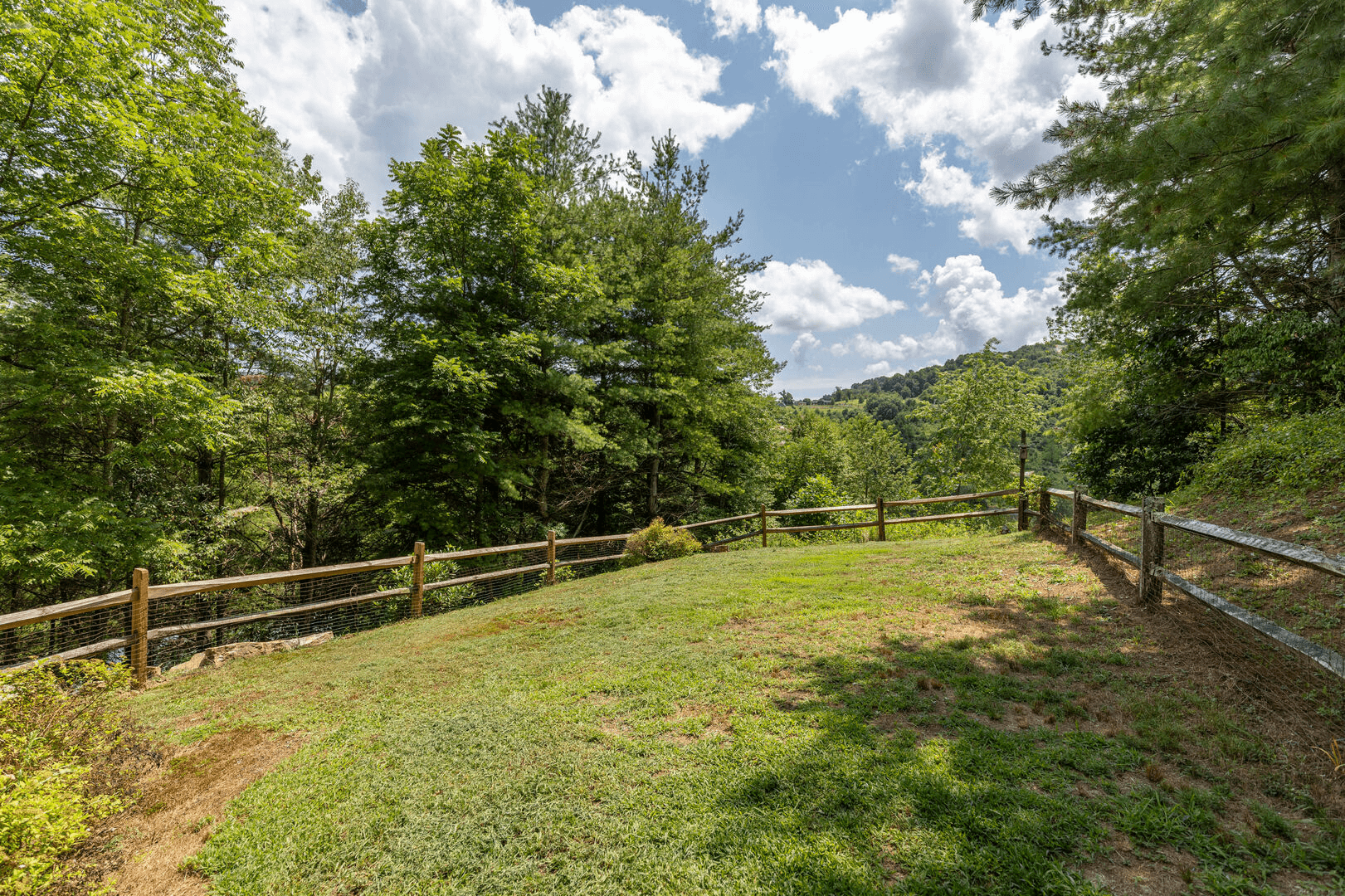 Lazy Bear Inn - Image 26