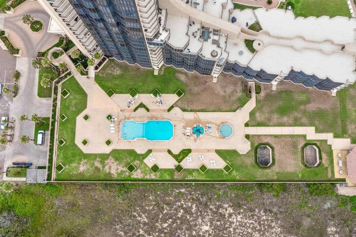 Bridgepoint Residence - Image 35