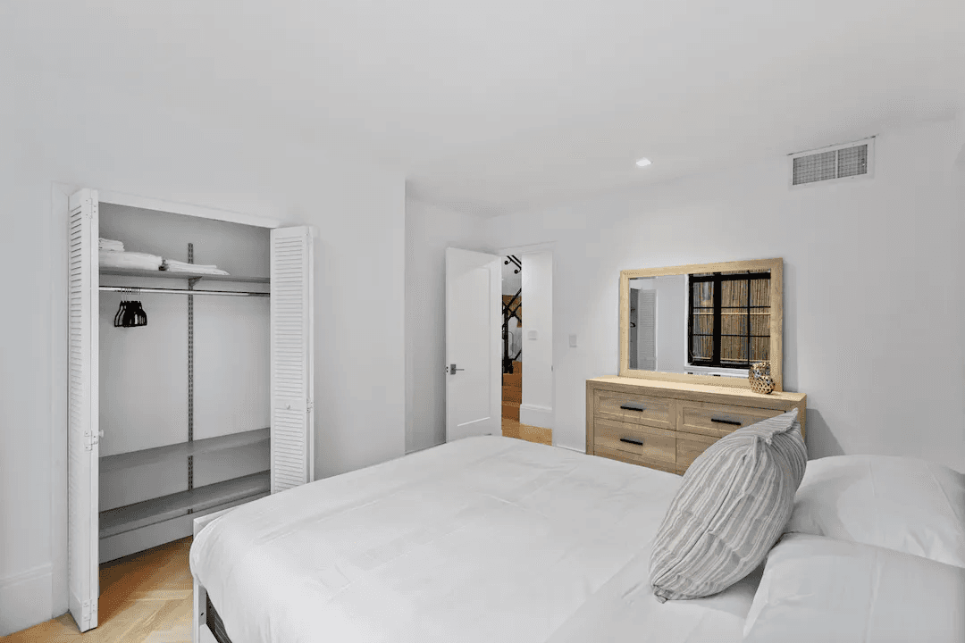 Clinton Home - Image 24