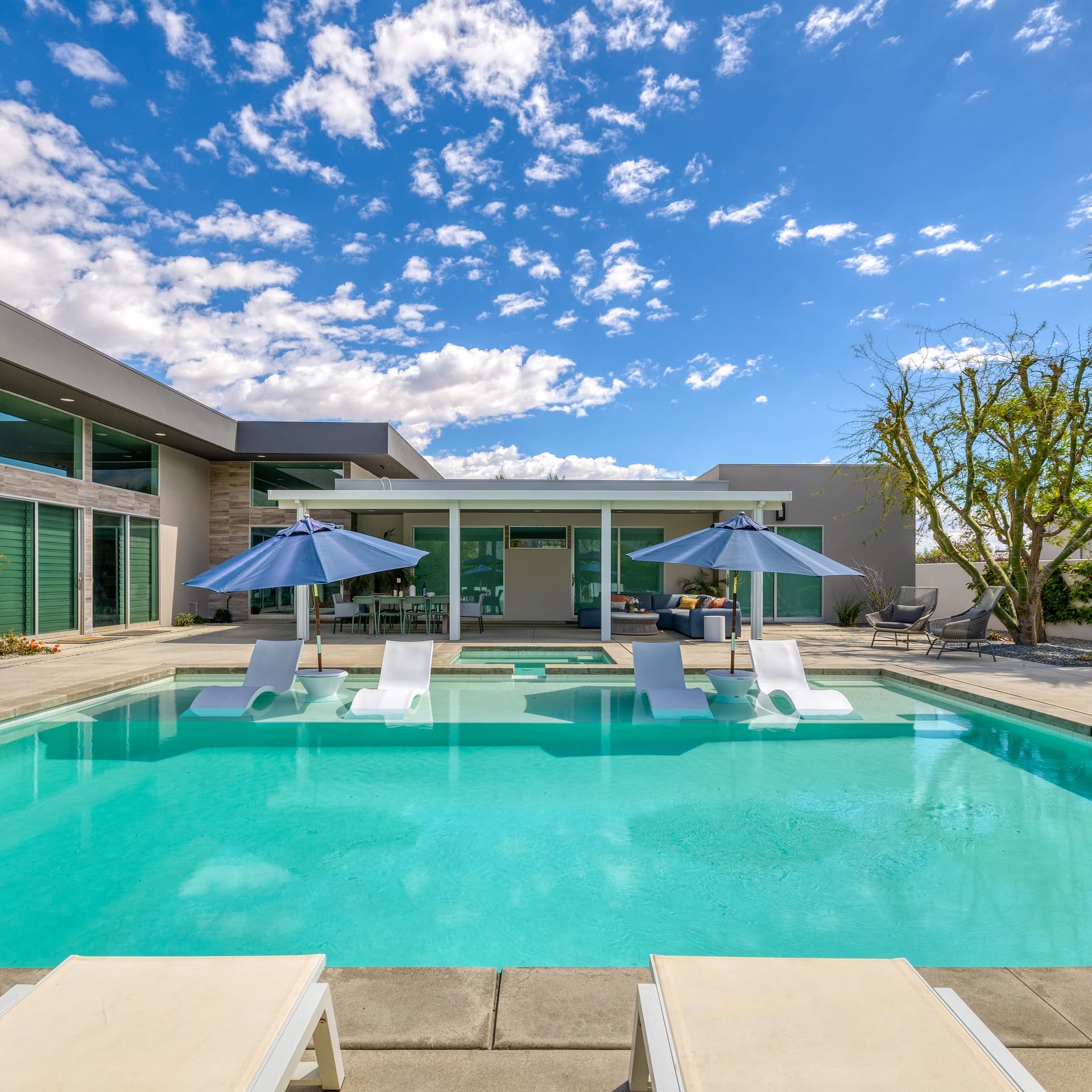 Blue Umbrella Place - Image 1