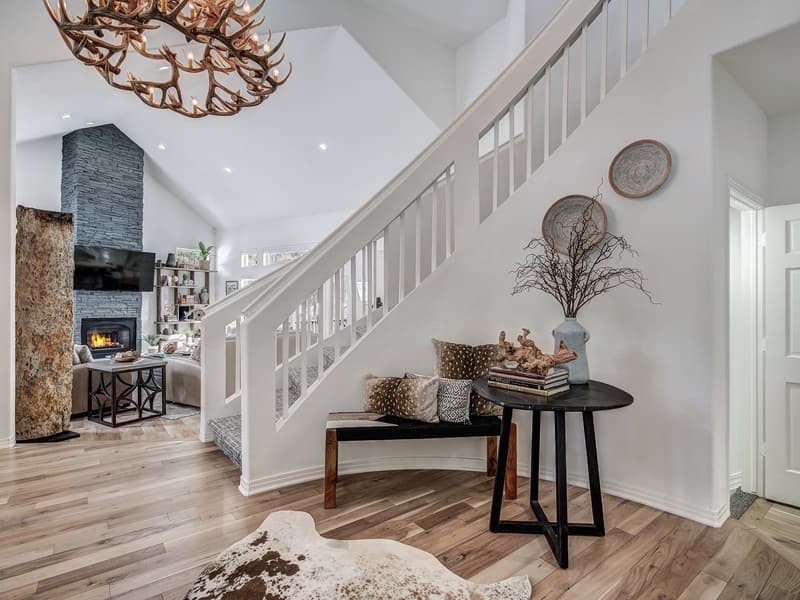 Lakeshore Luxury Chalet - Image 9