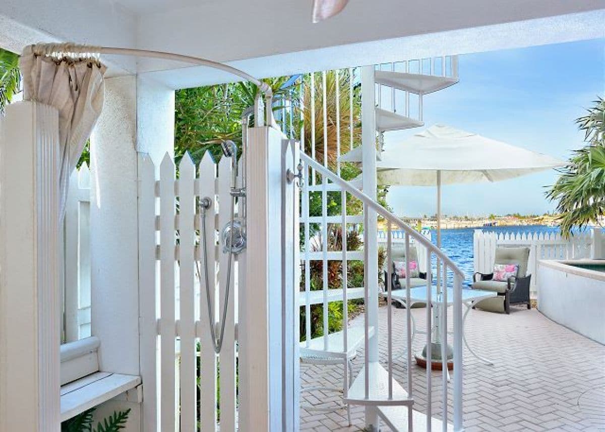 Island Chic - Image 25