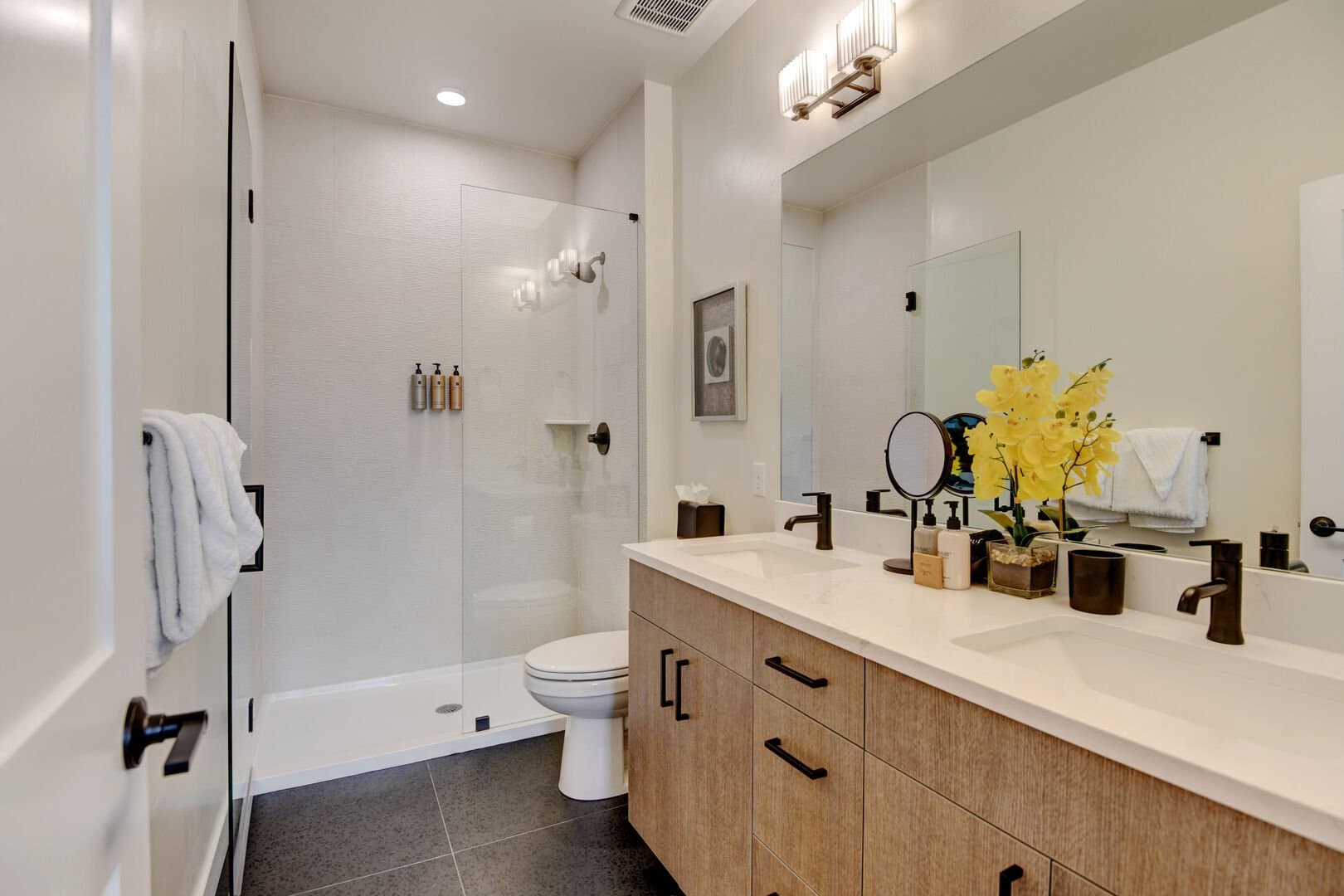 Arrow Luxury Loft #219 - Image 23