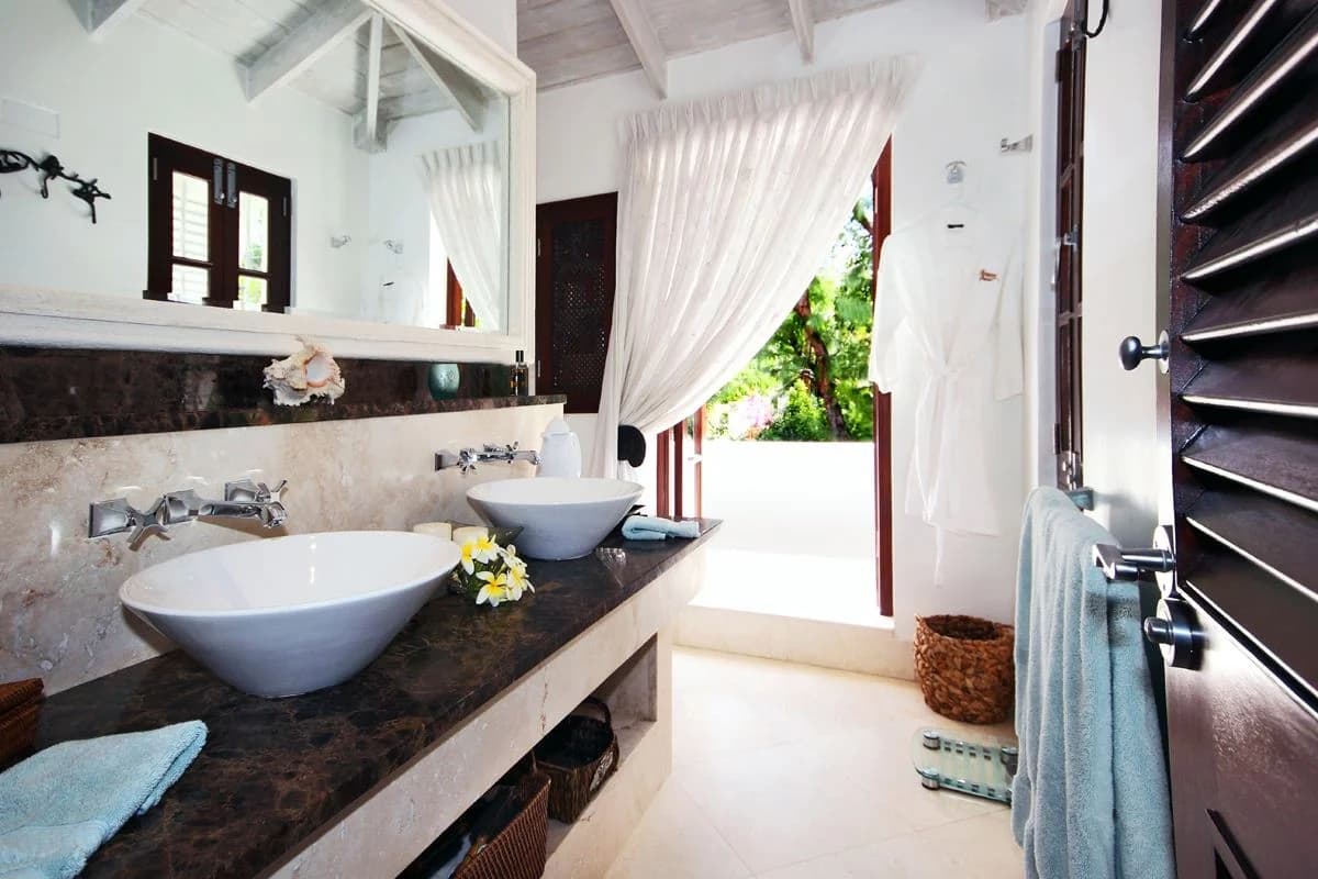 Red Hibiscus Home - Image 5