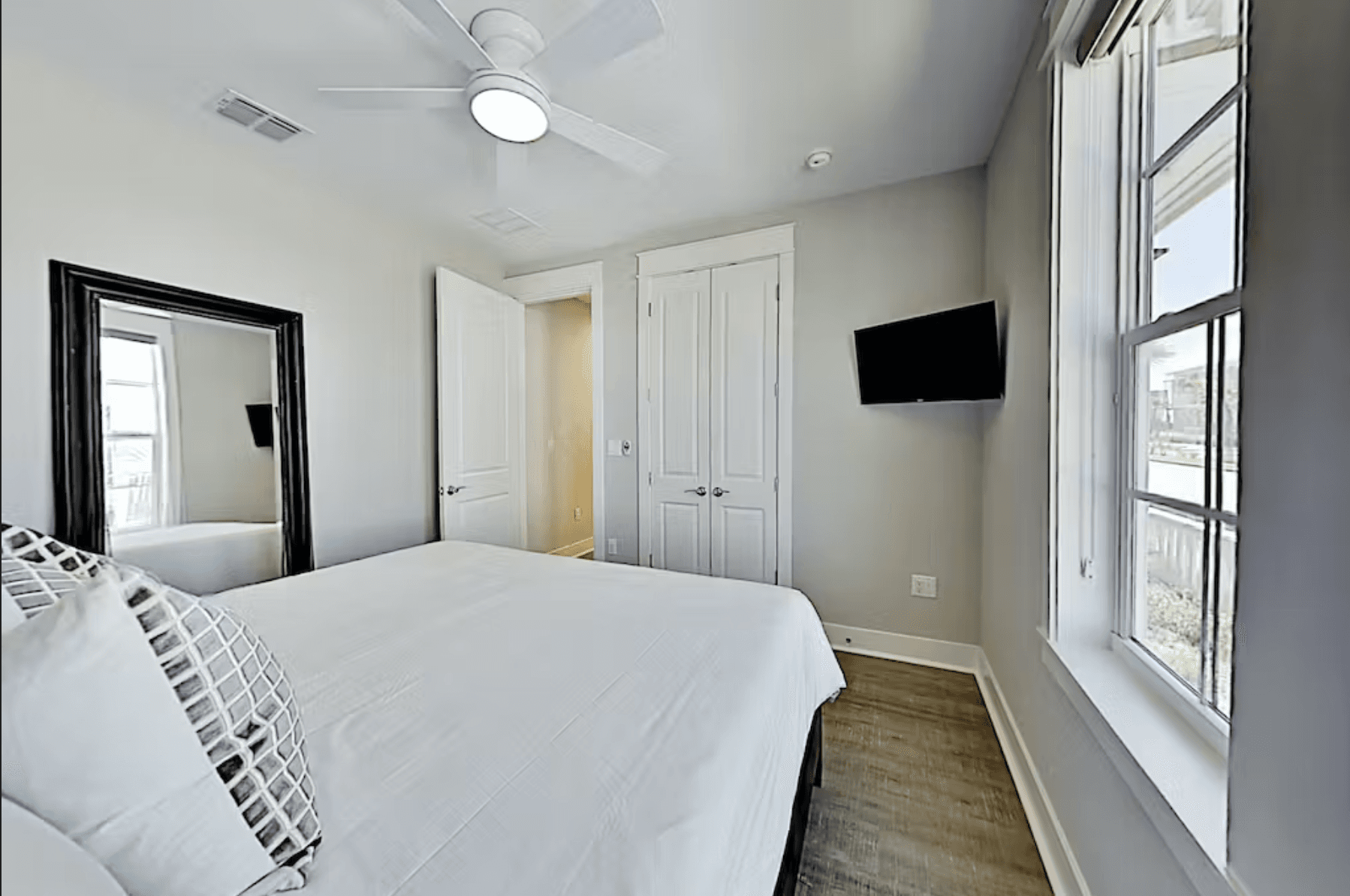 Sleek Beach Home - Image 22