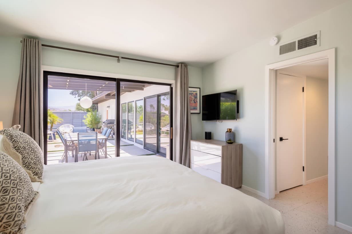 Hugh Kaptur's Mid Century Modern Oasis - Image 39