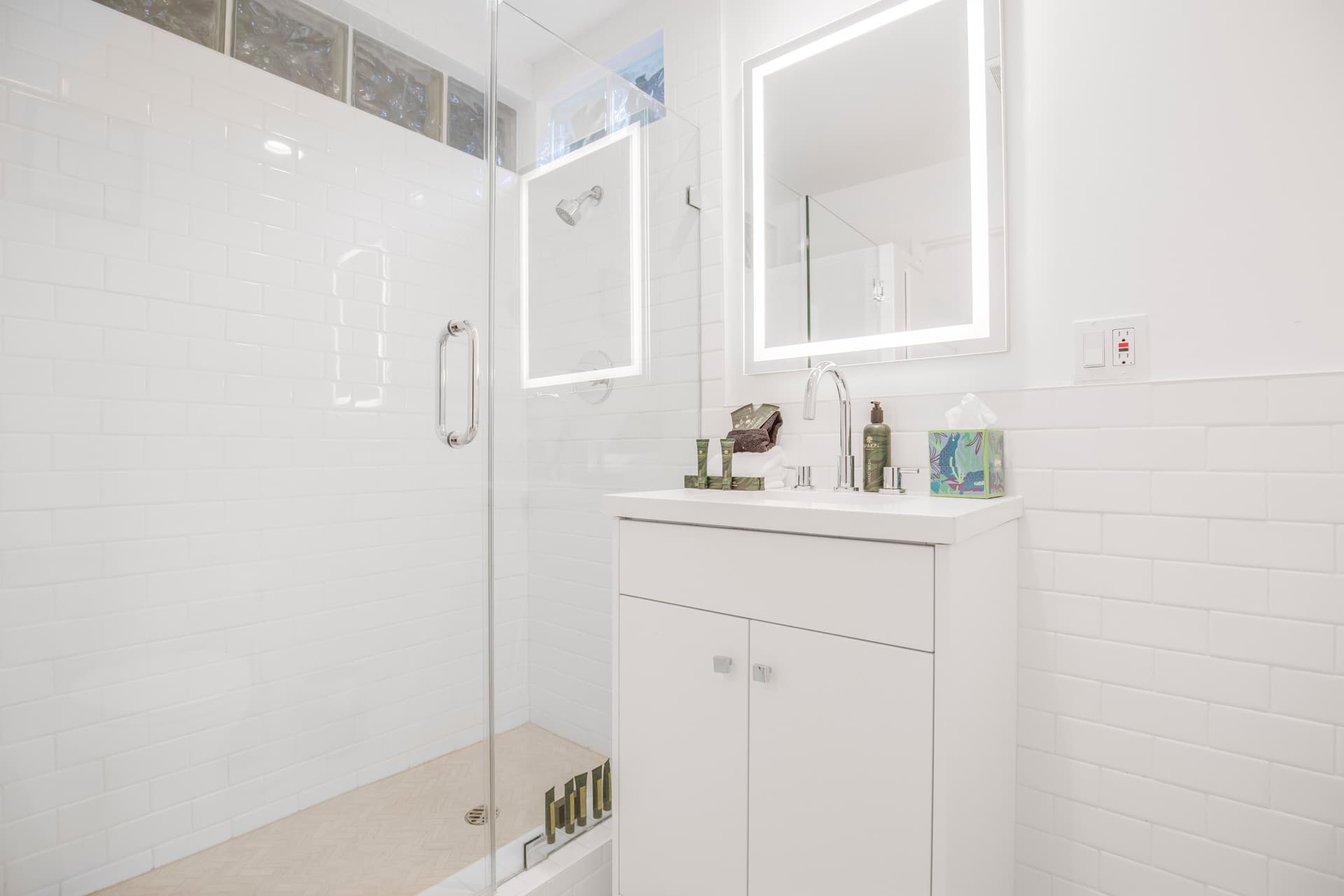 Modern Creekside Retreat - Image 25