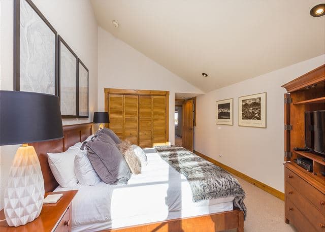 Summit Ridge Retreat - Image 11